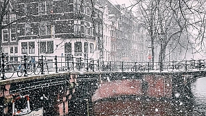 Karlar altında büyüleyici Amsterdam